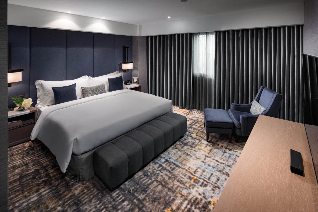 台北台北馥敦饭店复南馆的酒店客房带一张大床和一把椅子