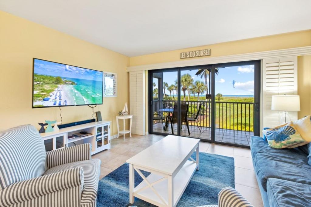 开普迪瓦South Seas Beach Villa 2412 condo的带沙发和电视的客厅