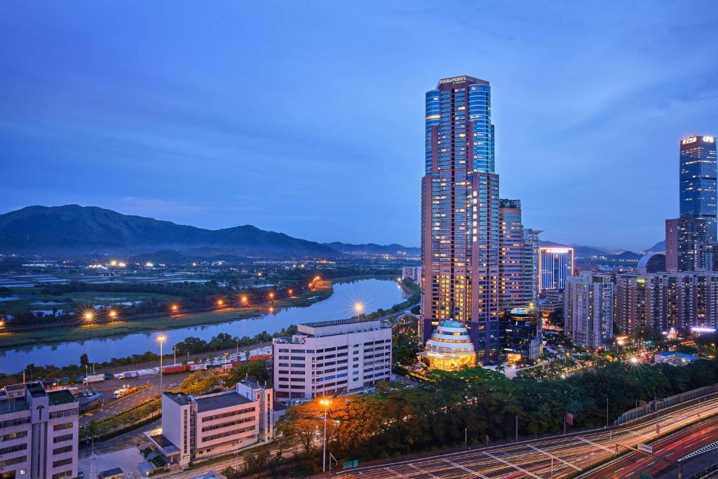 深圳深圳福朋喜来登酒店的城市天际线,夜晚有高楼