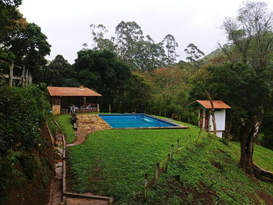 门德斯Casa de Campo: Sítio Santa Helena-Mendes RJ的一座房子旁的院子内的游泳池