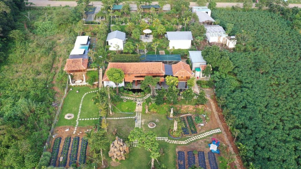 Phu YenHomestay Highland Garden的享有花园房屋的空中景致