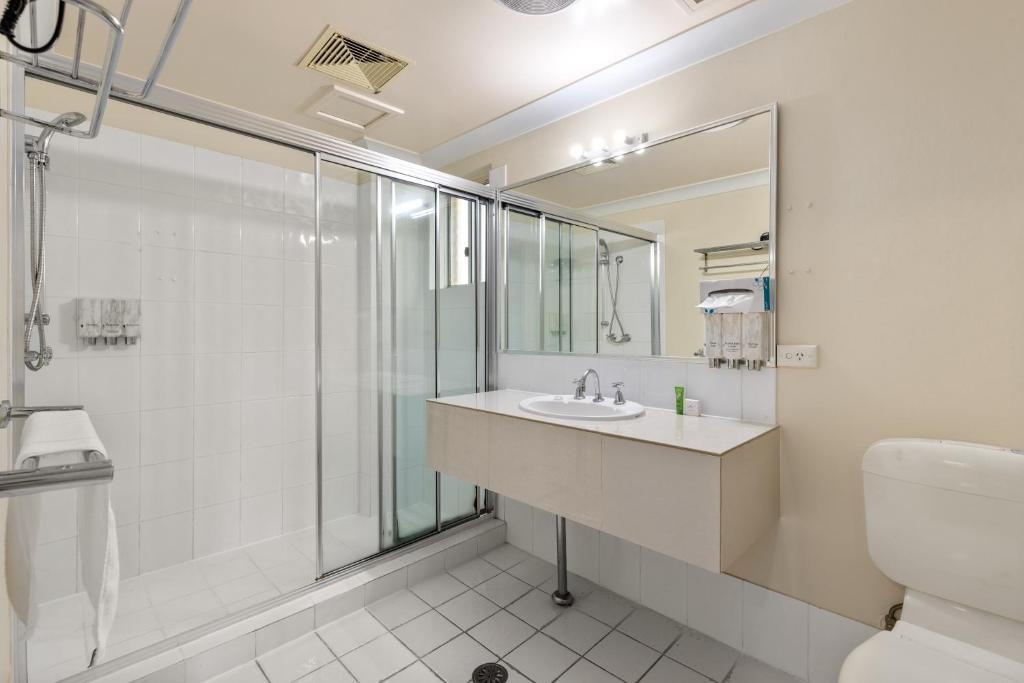 科夫斯港星座酒店汽车旅馆的一间带水槽和淋浴的浴室