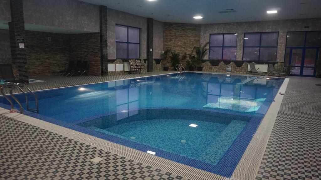 代温Хотел Стиляна/Hotel Stilyana的大楼里的一个大型蓝色游泳池