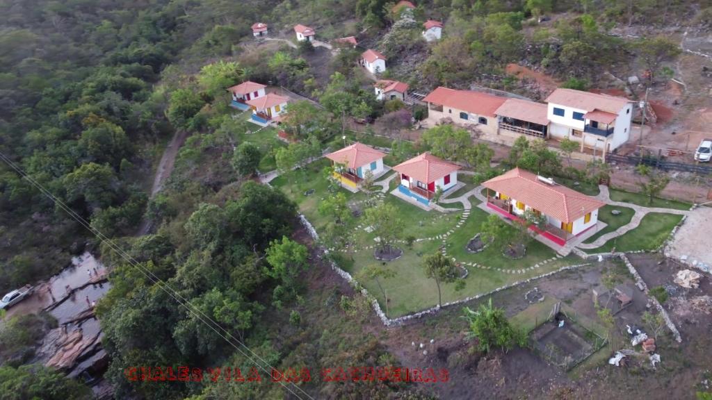 迪亚曼蒂纳Chalés Vila das Cachoeiras的山丘上房屋的空中景致