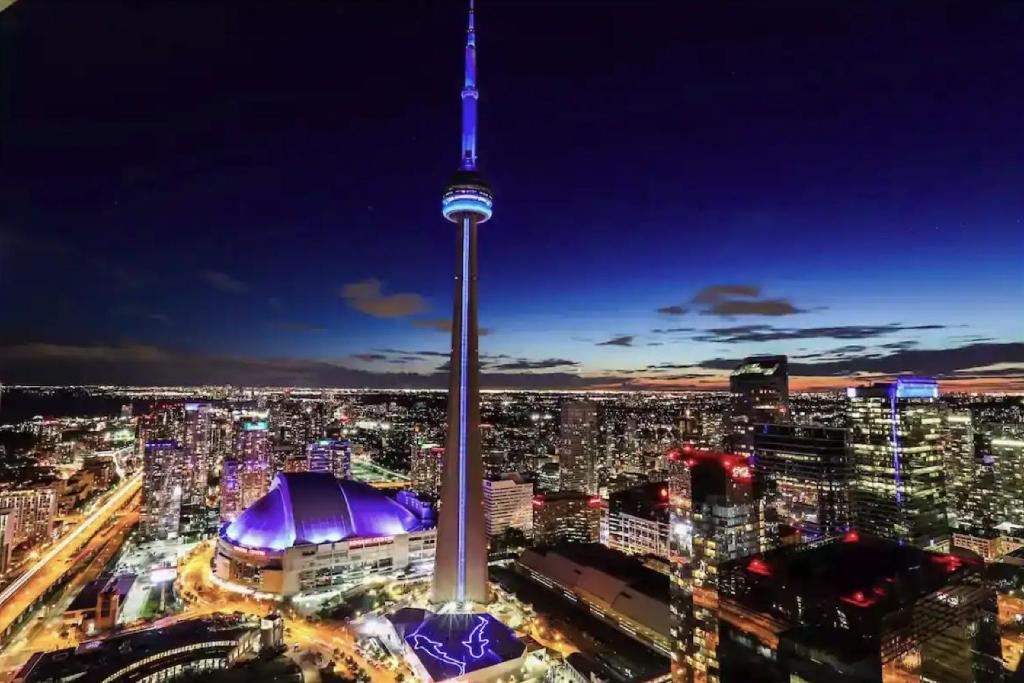 多伦多Downtown Toronto Gem的享有夜间的cn塔景致