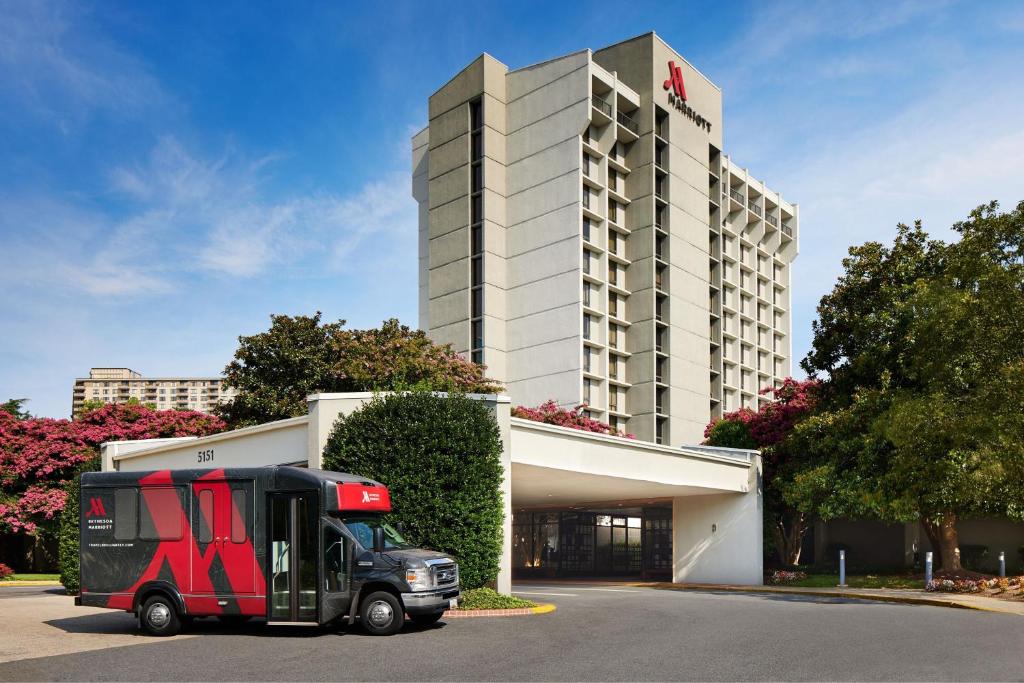 贝塞斯达贝塞斯达万豪酒店的停在大楼前的一辆黑色和红色卡车