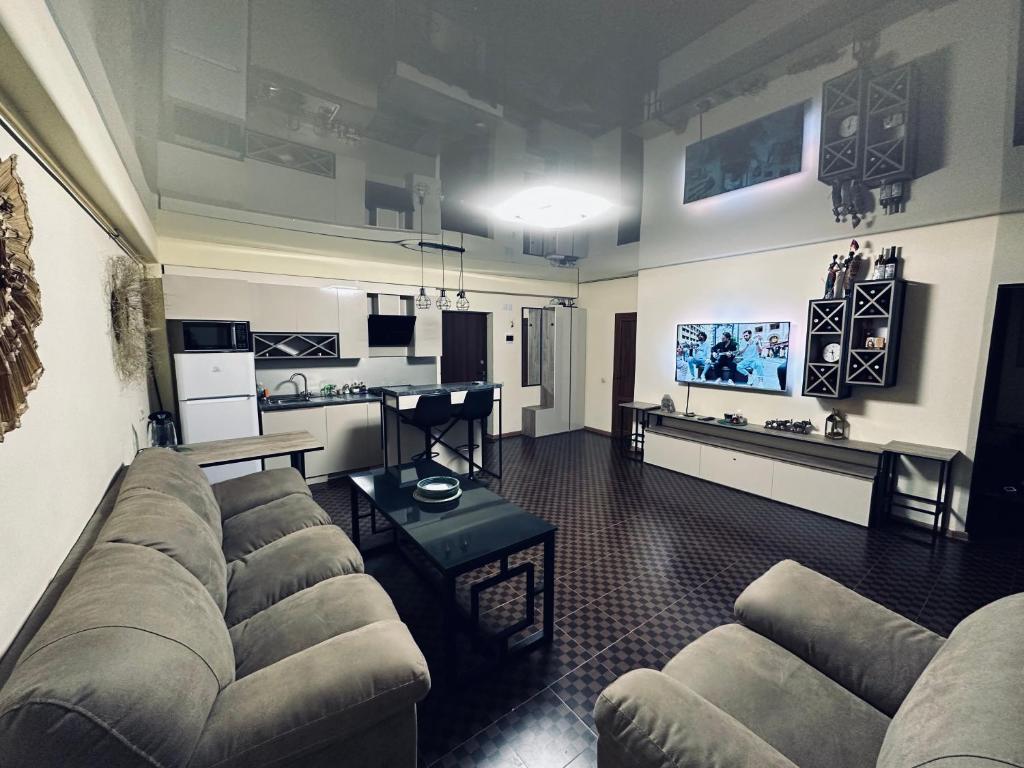 萨克德佐尔镇Tsaghkazdor luxury apartment的客厅配有沙发和桌子