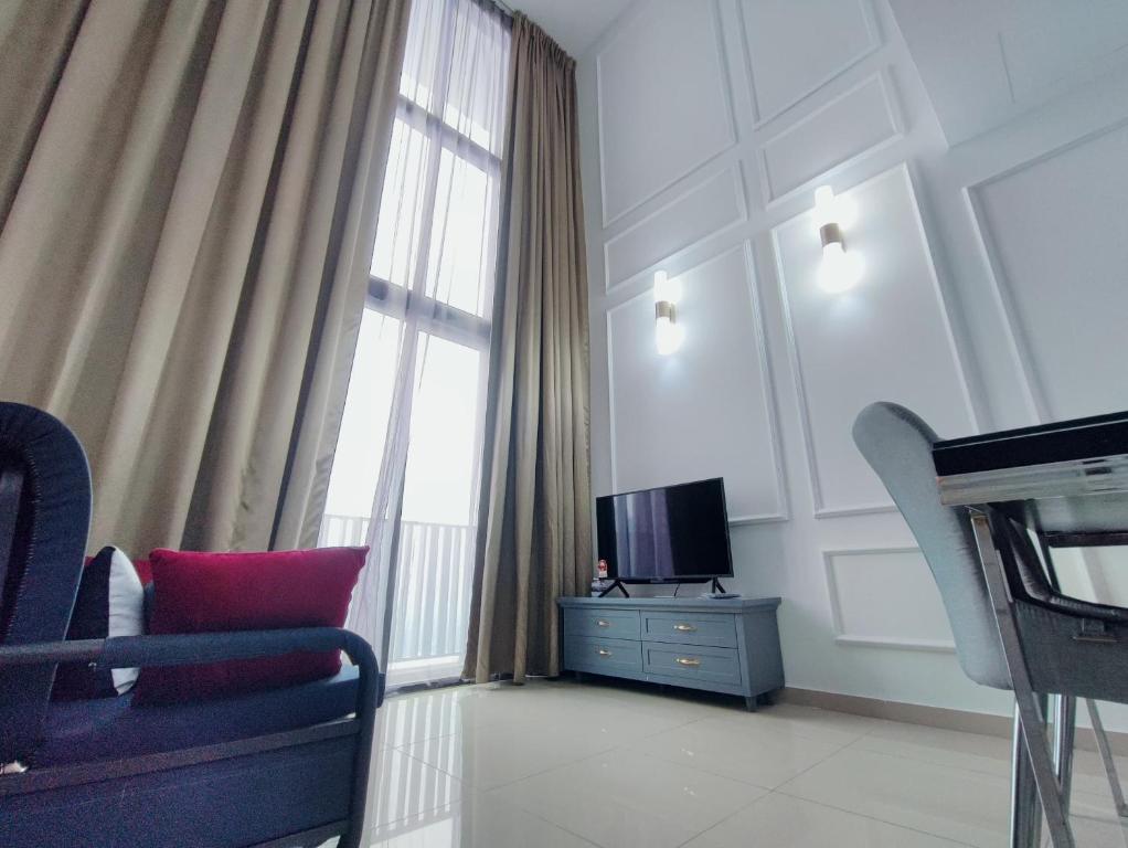 莎阿南I-City & I-Soho, Shah Alam I-City Mall Walking Distance, Luxury Room的客厅配有电视、椅子和窗户