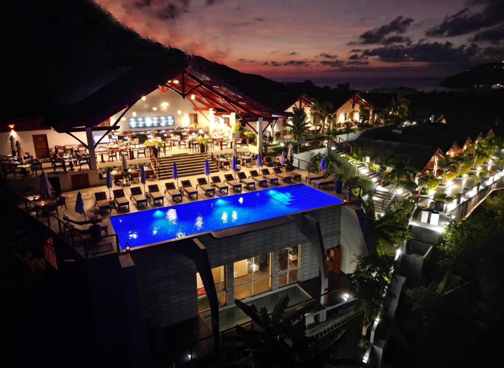 贝岛Andriana Resort & Spa的夜间在大楼内举办户外活动,设有蓝色游泳池