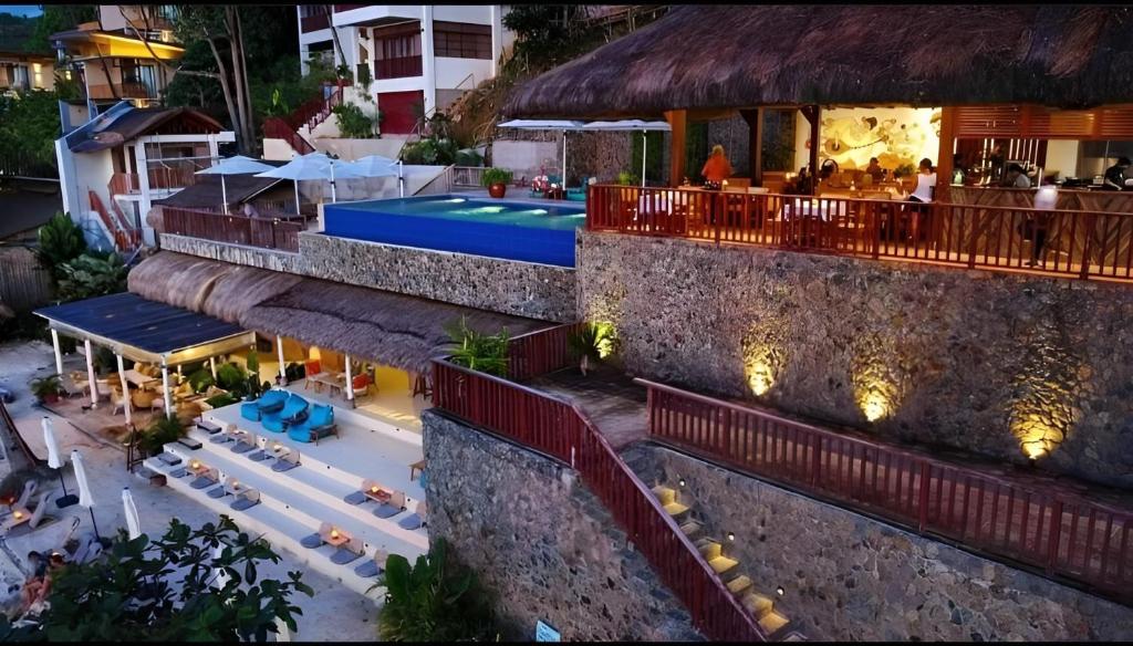 爱妮岛Mua Tala Hotel El Nido的享有带游泳池的度假村的空中景致