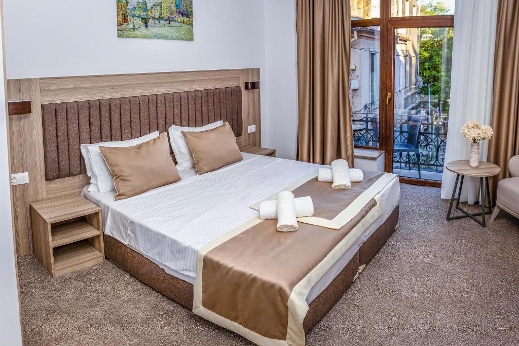 普罗夫迪夫Evelin Deluxe House的一间卧室配有一张大床和两条毛巾