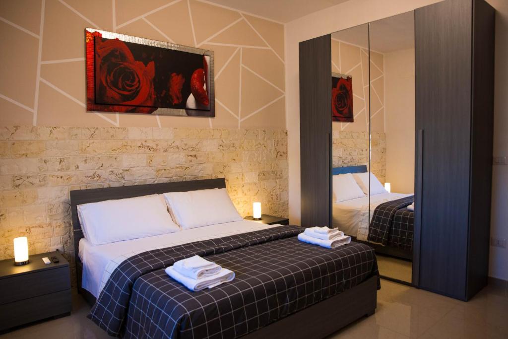 孔韦尔萨诺Doraci Home的酒店客房,配有床和镜子