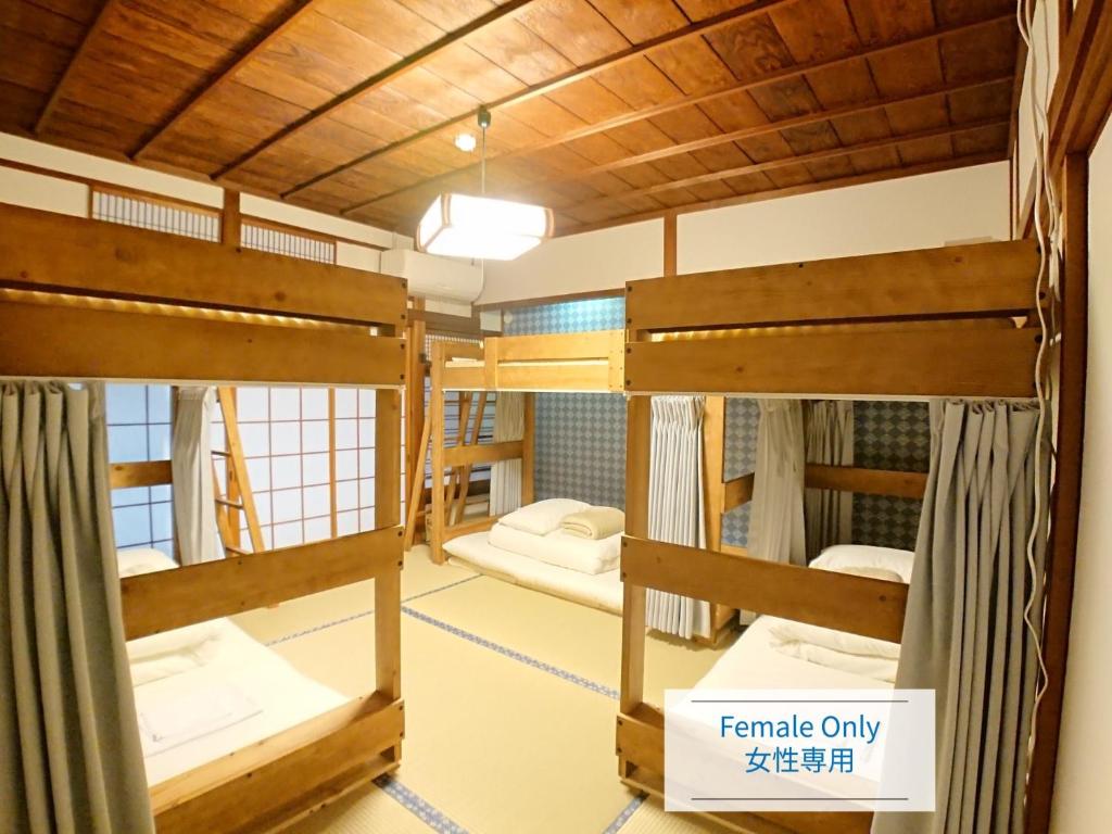 丰冈市KINOSAKI KNOT female only dormitory - Vacation STAY 25710v的宿舍间设有三张双层床。