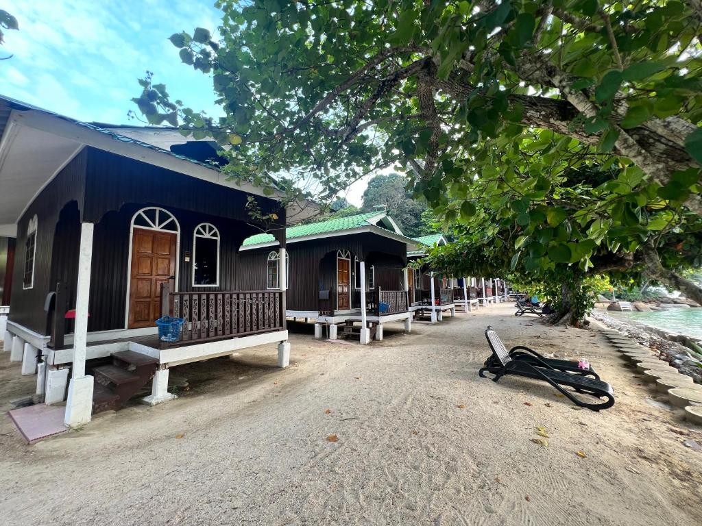 Kampong Pasir HantuMama's Chalet Pulau Perhentian Besar的一堆房子,上面放着一辆自行车