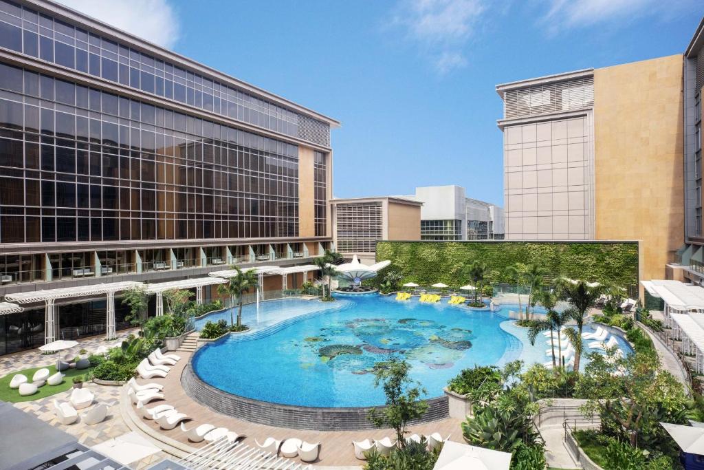 马尼拉Sheraton Manila Hotel的城市大型游泳池的顶部景观