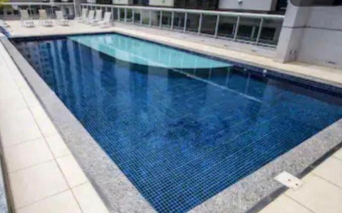 巴西利亚S4 HOTEL Aguas Claras TorresReis的大楼内一个蓝色的大型游泳池