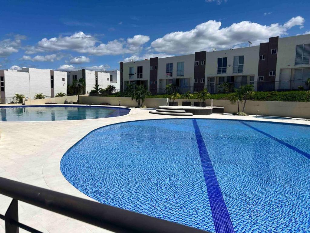 里考尔特Cómoda casa en condominio para descansar的大楼前的大型游泳池