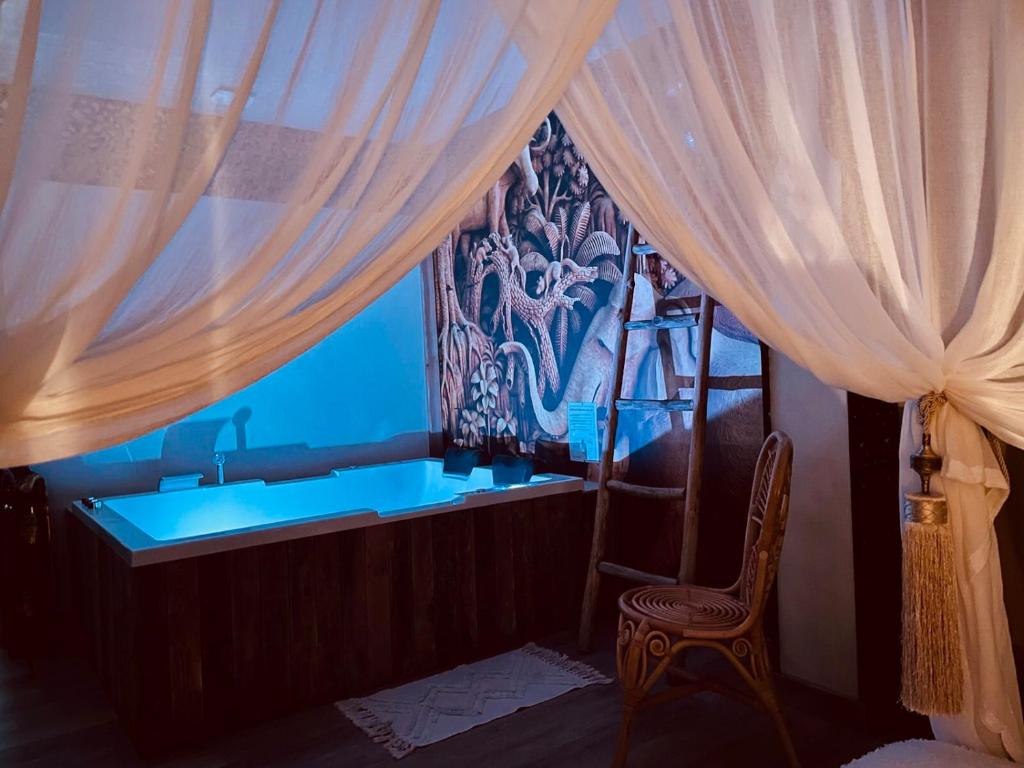 WinglesChambre & Spa "La Casa Blue"的浴室设有窗户、水槽和椅子