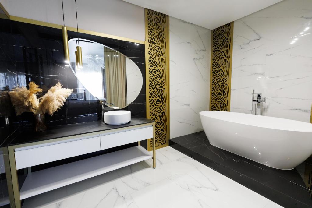 DulibyVilla Grey Hotel的浴室配有白色浴缸和水槽