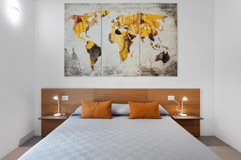 奥尔比亚Double D House的一间卧室配有床和世界地图画