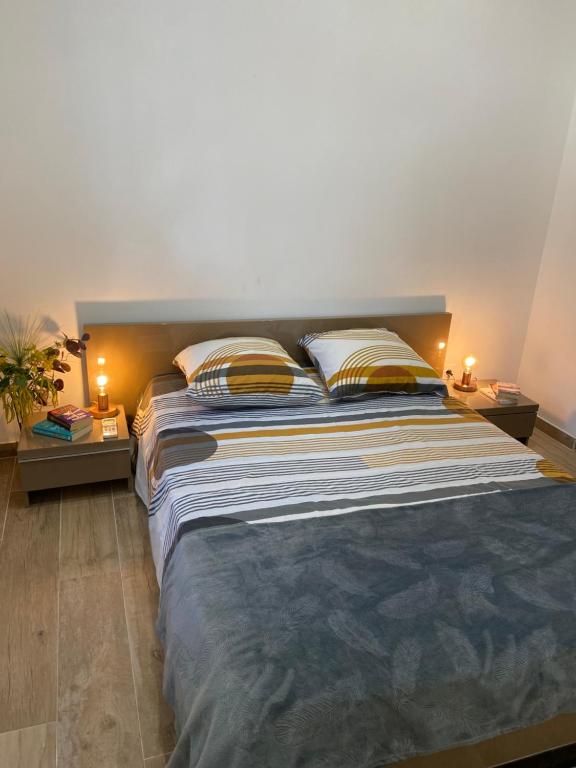马赛Appartement chic plage des Catalans的一间卧室配有一张带2个床头柜的大床