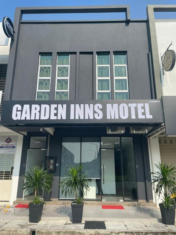 加央Garden Inns Motel的一座带标志的建筑,上面有花园实习生的标志