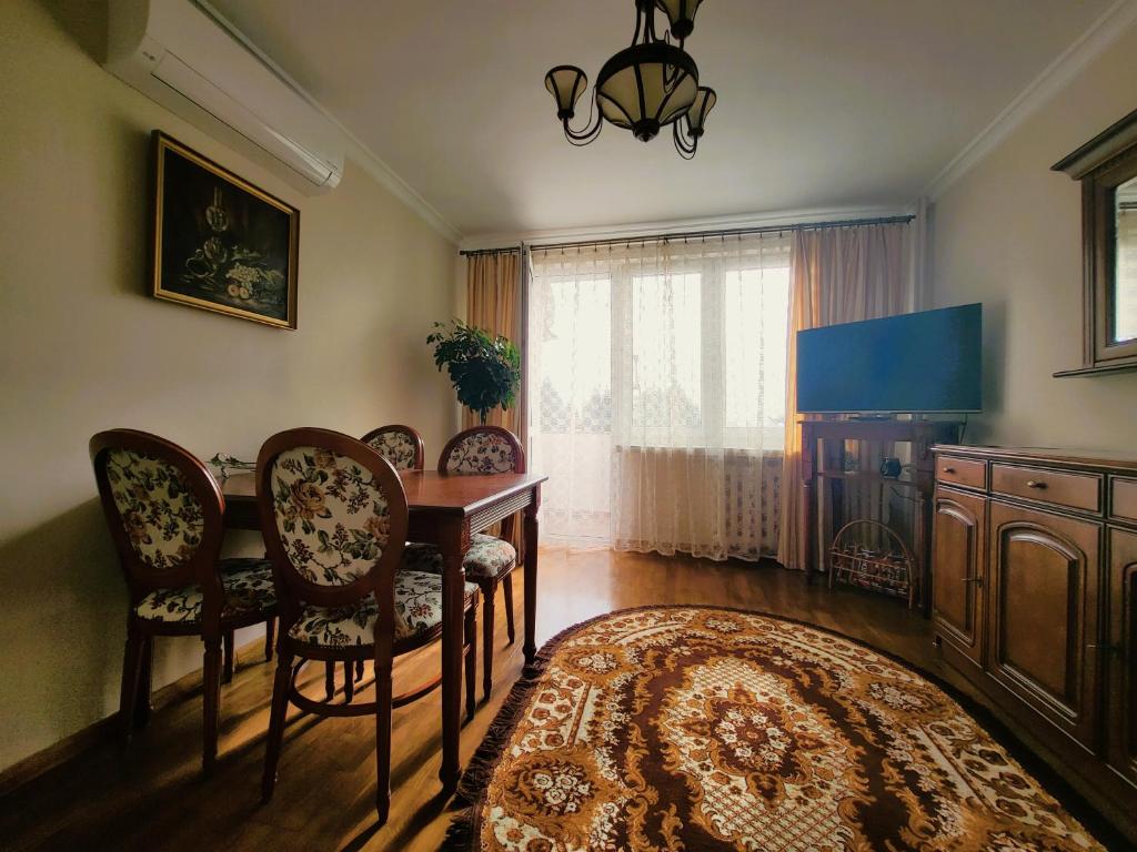 桑多梅日Apartament przy Parku Saskim (600 metrów od Ratusza)的客厅配有桌椅和电视。