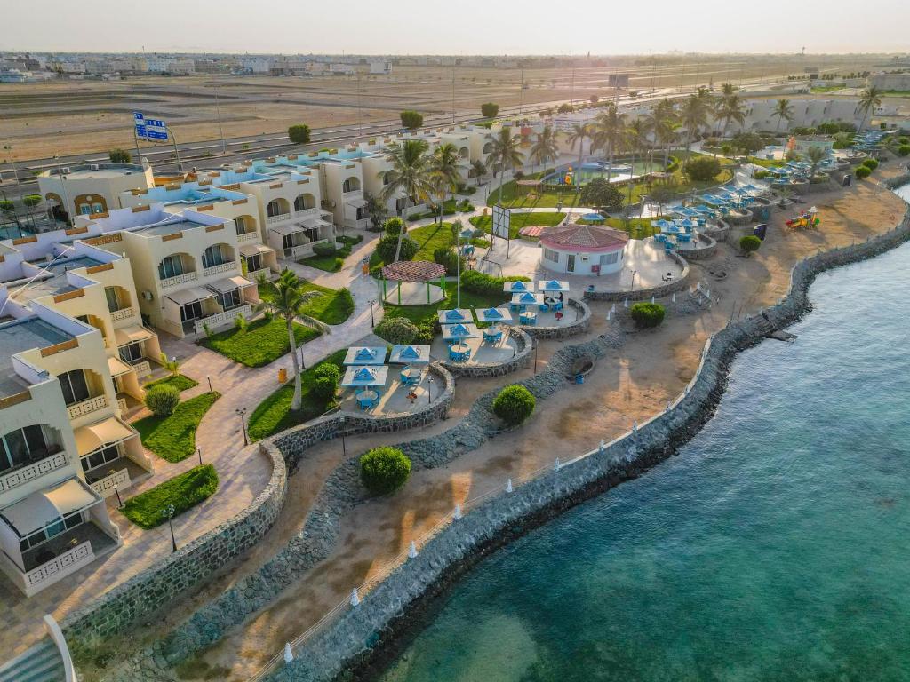 延布Radwa Ramada Resort的海洋旁度假胜地的空中景致