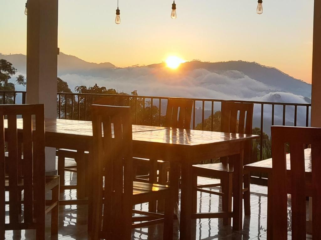 埃拉黄金景观旅馆的阳台上的桌椅享有日落美景