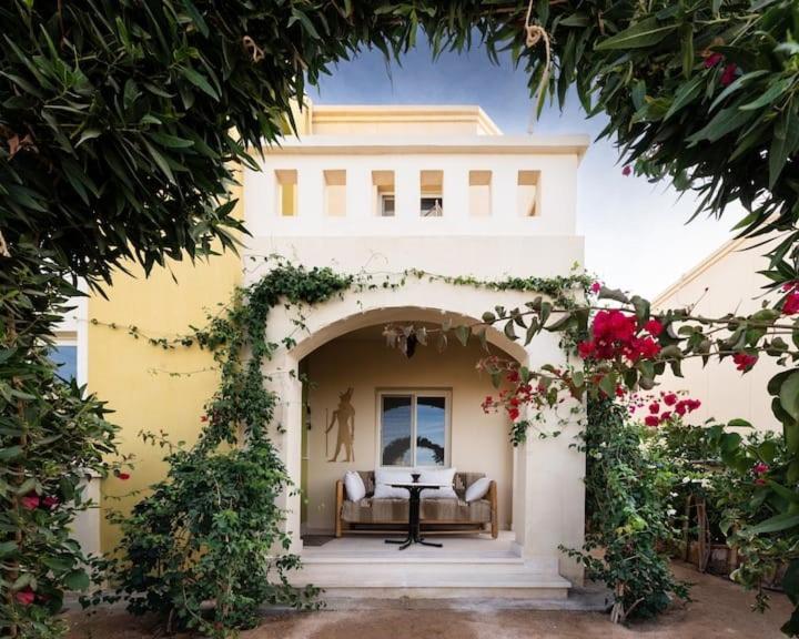 赫尔格达Makadi Heights Elite Residence - Hurghada, Red Sea的入口处配有沙发的房子