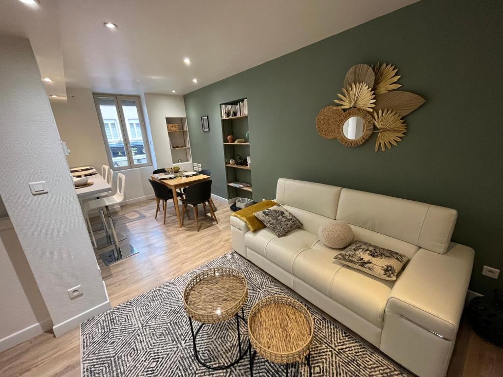 索恩河畔自由城Le Caladois的客厅配有白色的沙发和桌子