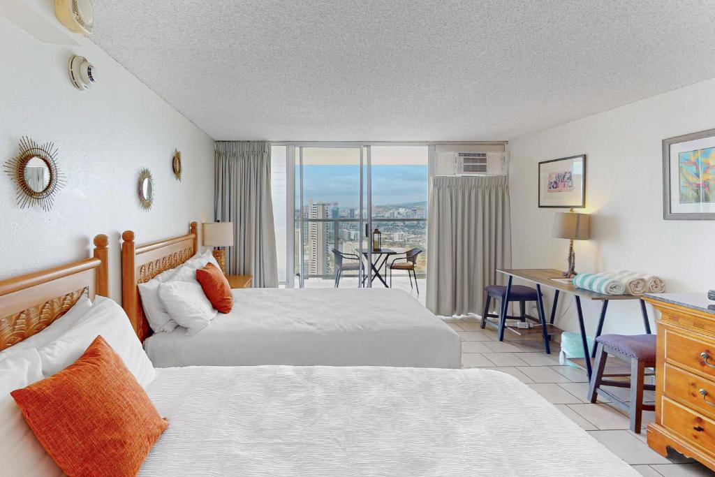 檀香山Island Colony 4218的酒店客房设有两张床和一个阳台。