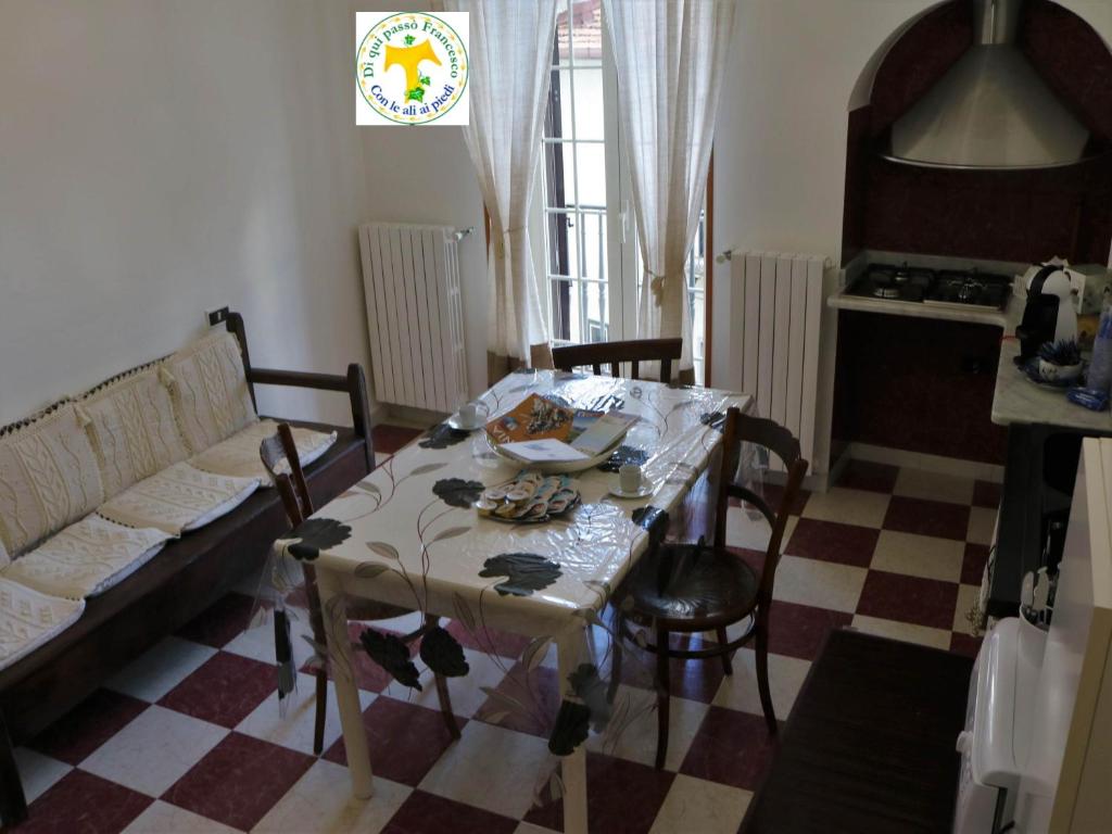 CarpinoneCasa di Emilia的客厅配有桌子和沙发