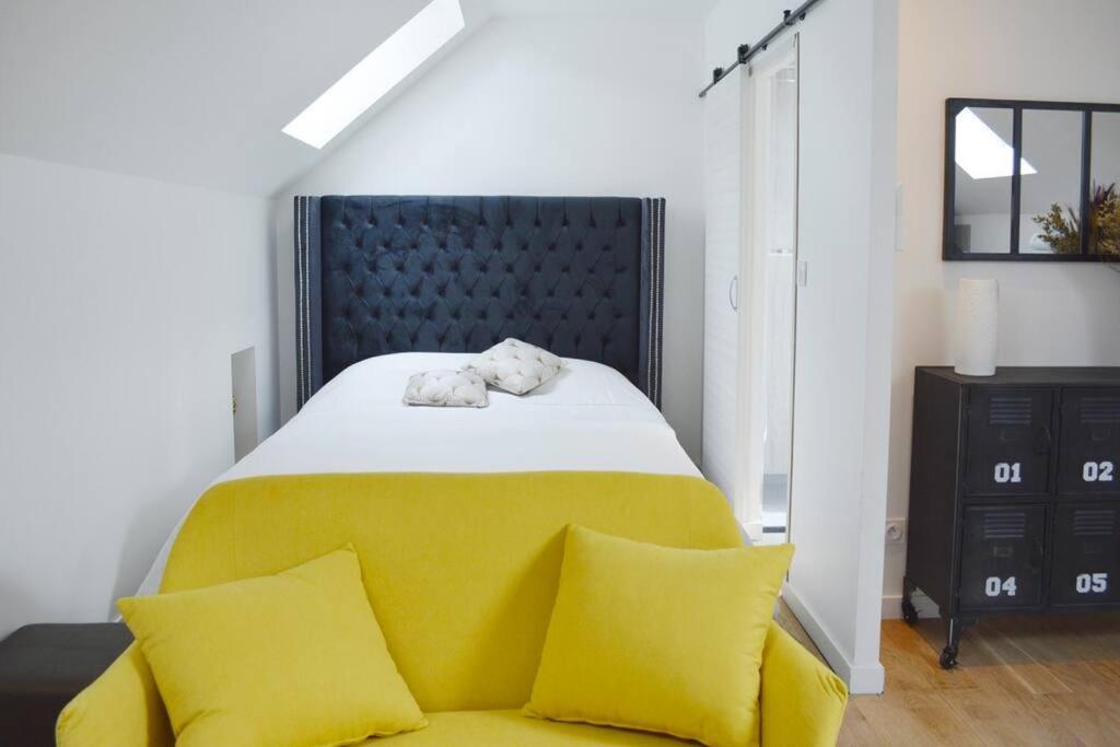 圣阿韦尔坦Gîte le Saint-Honoré的一间卧室配有一张带黄色枕头的大床