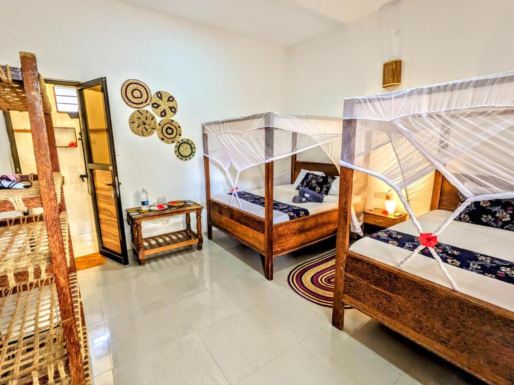 南威Mkadi Beach House的客房设有两张双层床和镜子