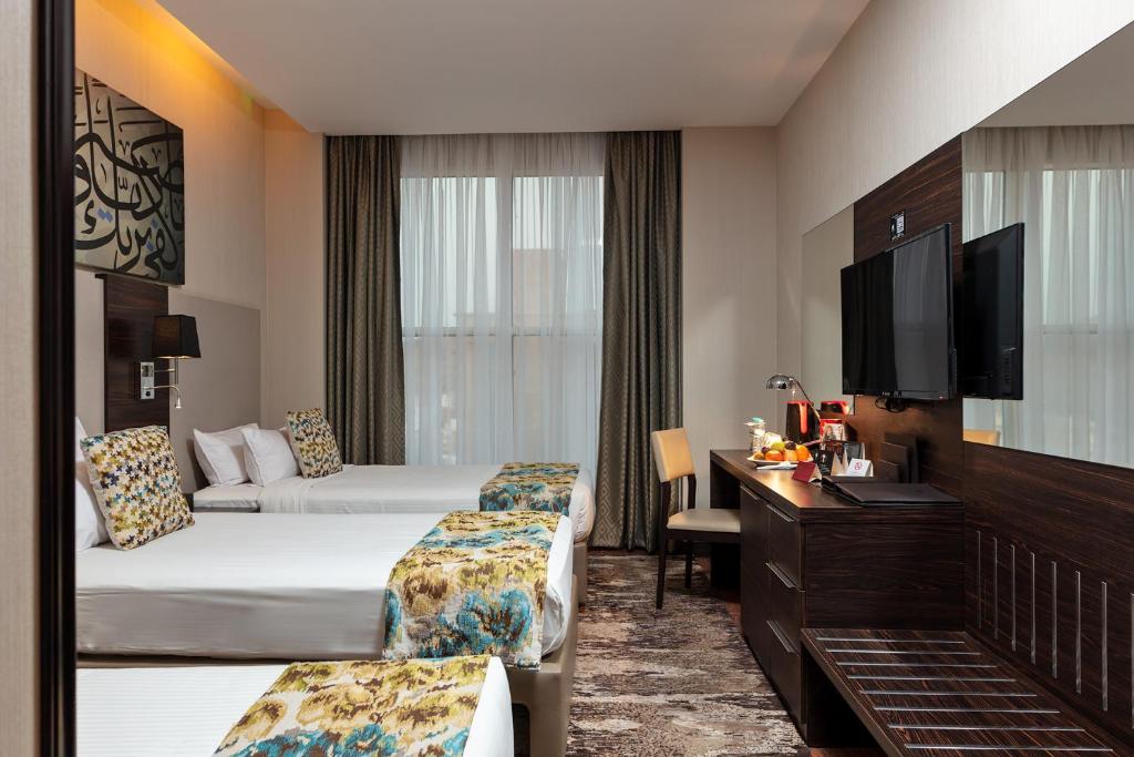 麦加麦加千禧M酒店的酒店客房设有两张床和电视。