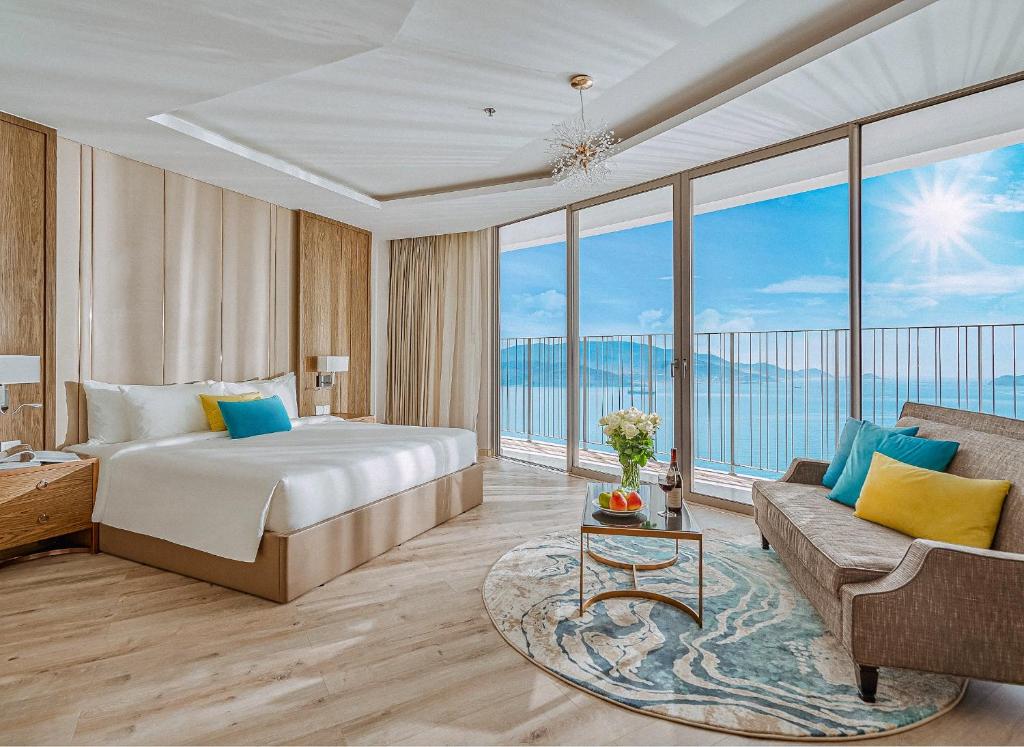 芽庄JK.Boutique Oceanfront Panorama Residence的酒店客房,配有床和沙发
