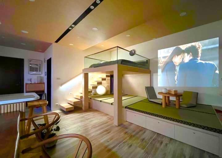 Hsin-hsing怡蘭灣海景溫泉的一间设有床铺的房间,上面有一台笔记本电脑
