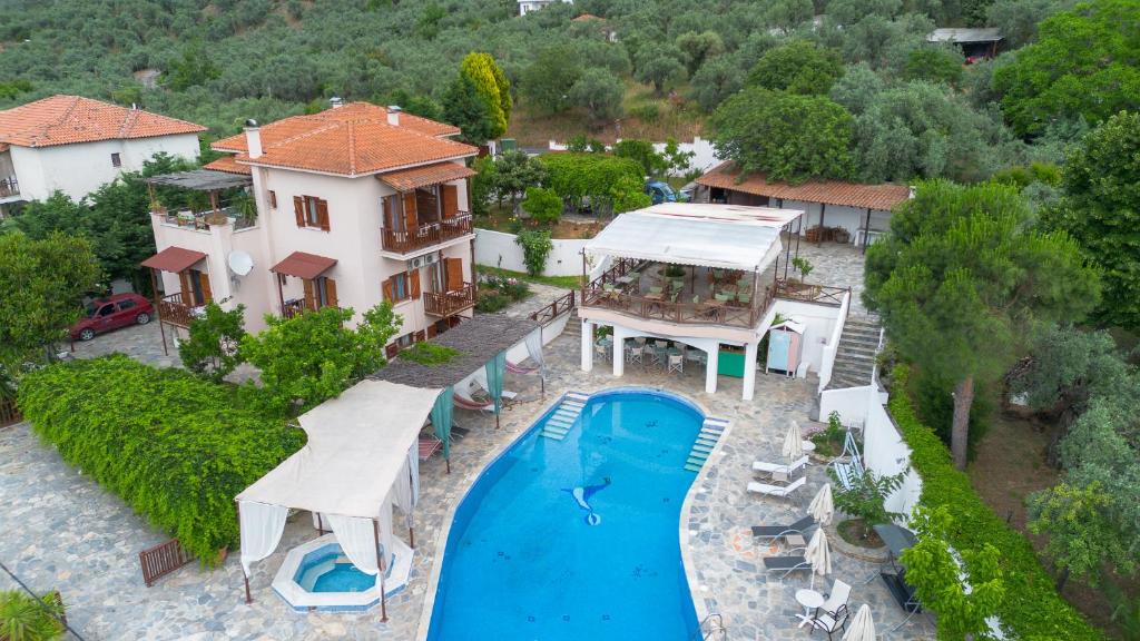费索斯Seralis Pelion的享有带游泳池的房屋的空中景致
