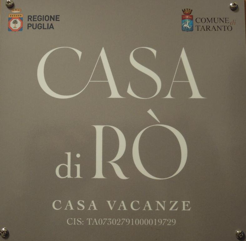 塔兰托Casa di RO'的带有文本casa vazquez的标志