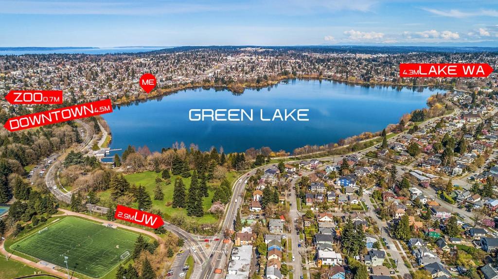西雅图Green Lake 1st Line Home C Full Modern Remodeled的享有湖泊和城市的空中景致,设有停车标志