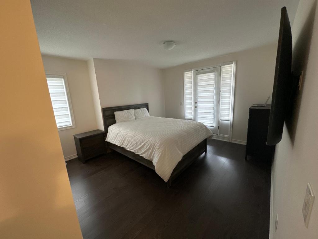 汉密尔顿ON Residence的一间卧室设有一张床和两个窗户。