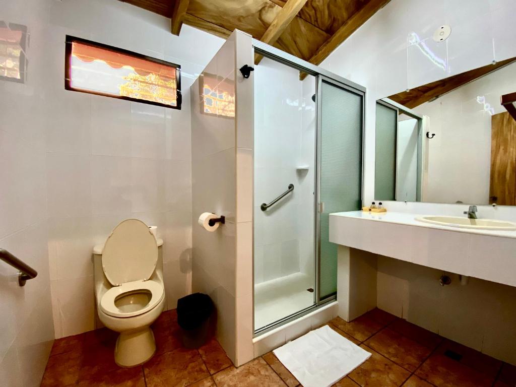 SuchitotoEl Tejado的带淋浴、卫生间和盥洗盆的浴室