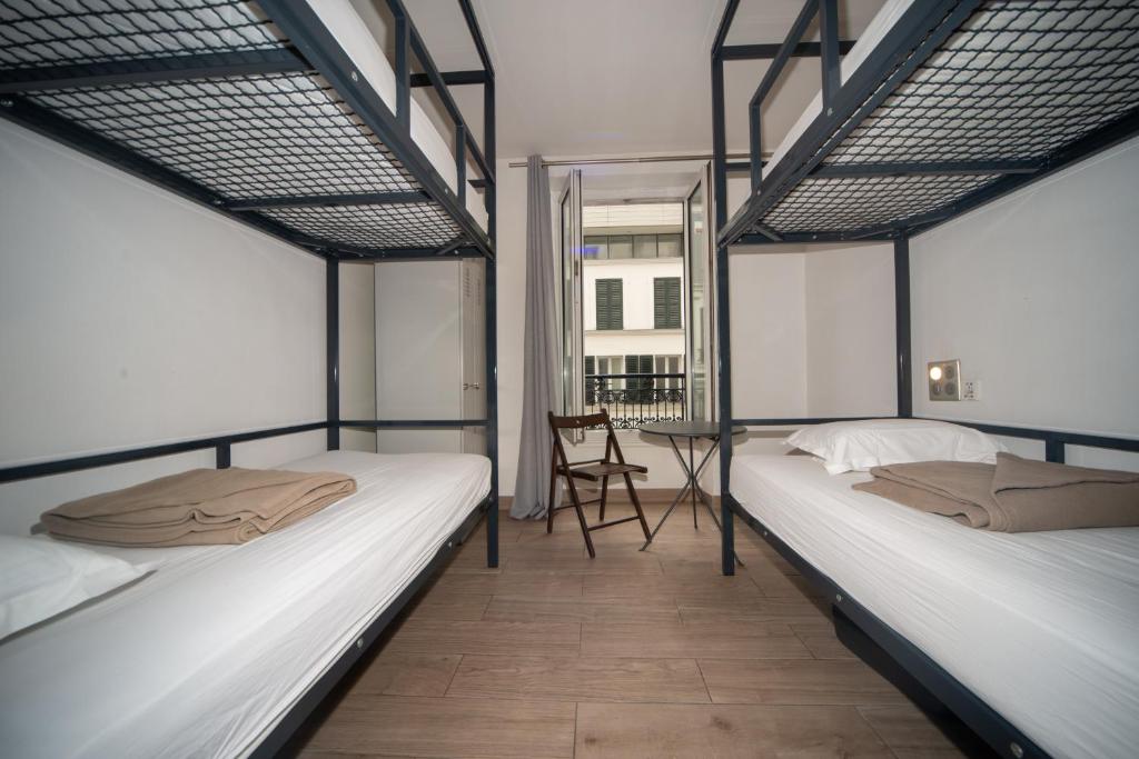 巴黎君悦旅馆酒店（前布卢瓦酒店）的带椅子的客房内的两张双层床