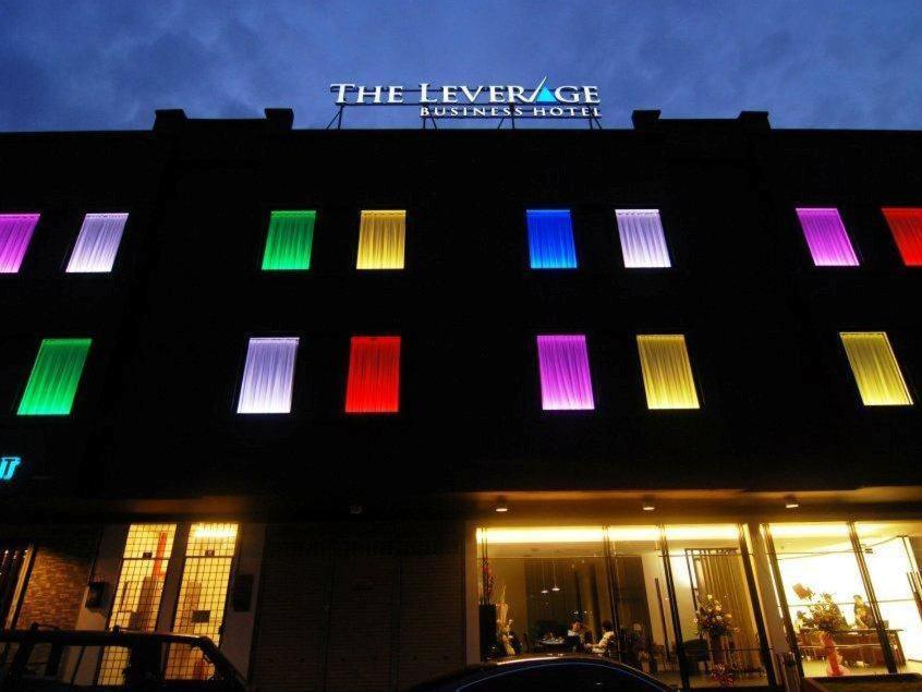 阿罗士打莱维拉治商务酒店（班达尔巴鲁美贡） 的建筑的侧面有五颜六色的灯光