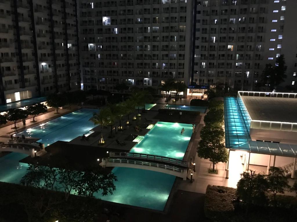 马尼拉Condo with Balcony at Makati SM Jazz的城市两个游泳池的头顶景色