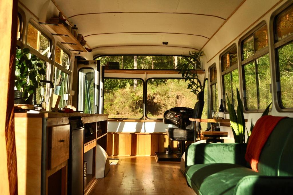Coffee CampCoffee Grounds - The Bus的客厅,在公共汽车上摆放绿色沙发