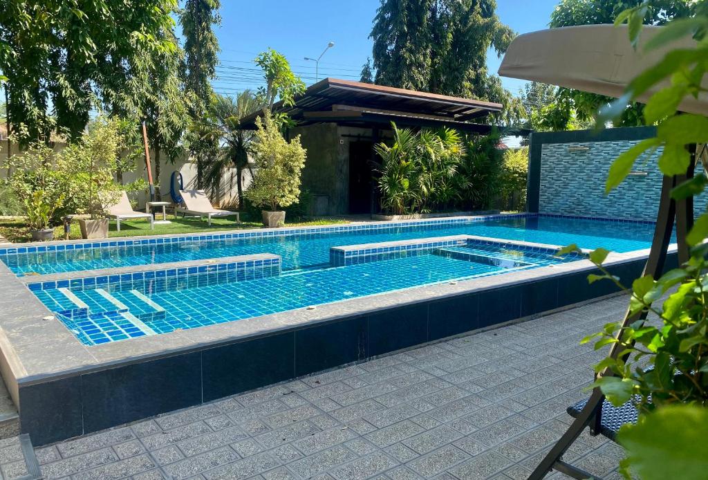 Ban Thung ChaoTreeside Guest House Resort的庭院里的一个大型游泳池