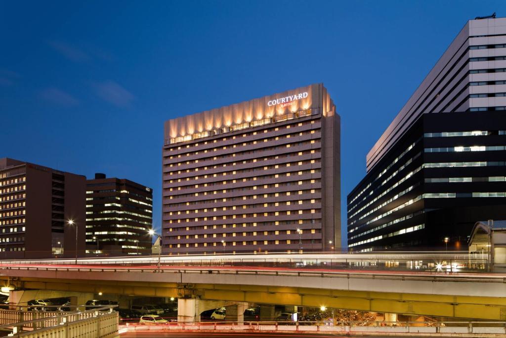 大阪新大阪车站万怡酒店的前面有火车的高楼