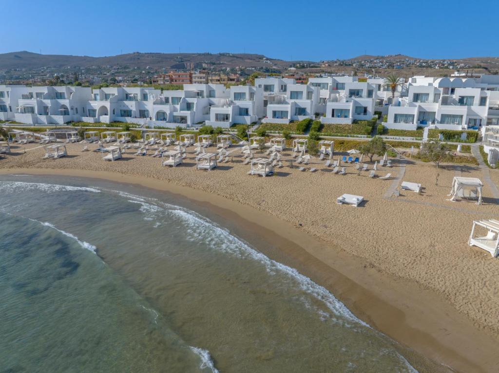 库基尼坎尼奥Knossos Beach Bungalows Suites Resort & Spa的享有海滩的空中景致,配有椅子和海洋